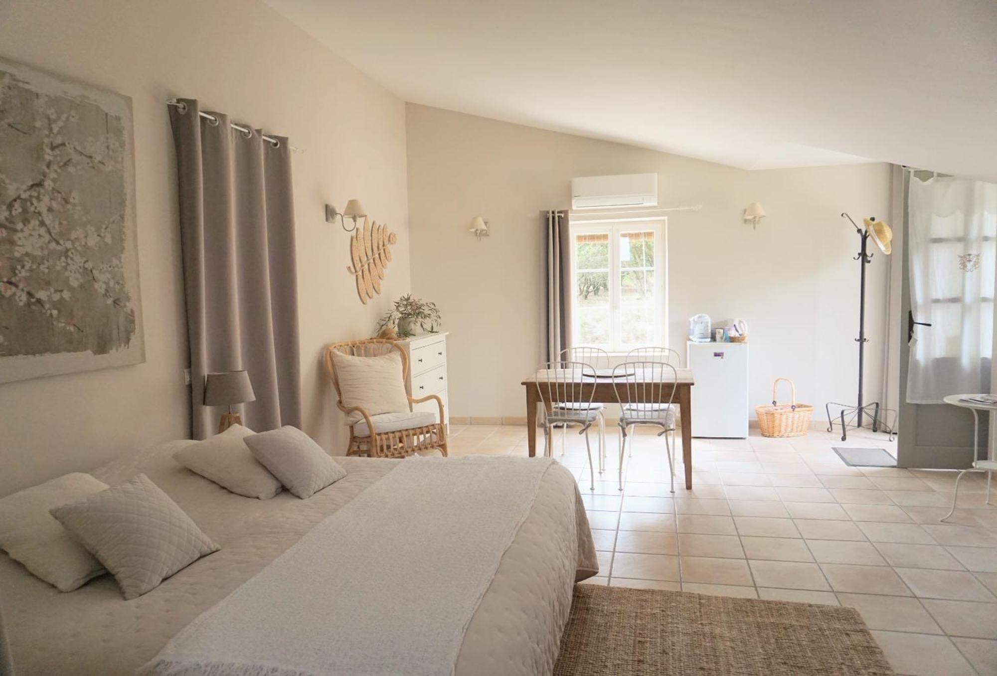 La Ferme Les Eybrachas Hotel Reauville Room photo